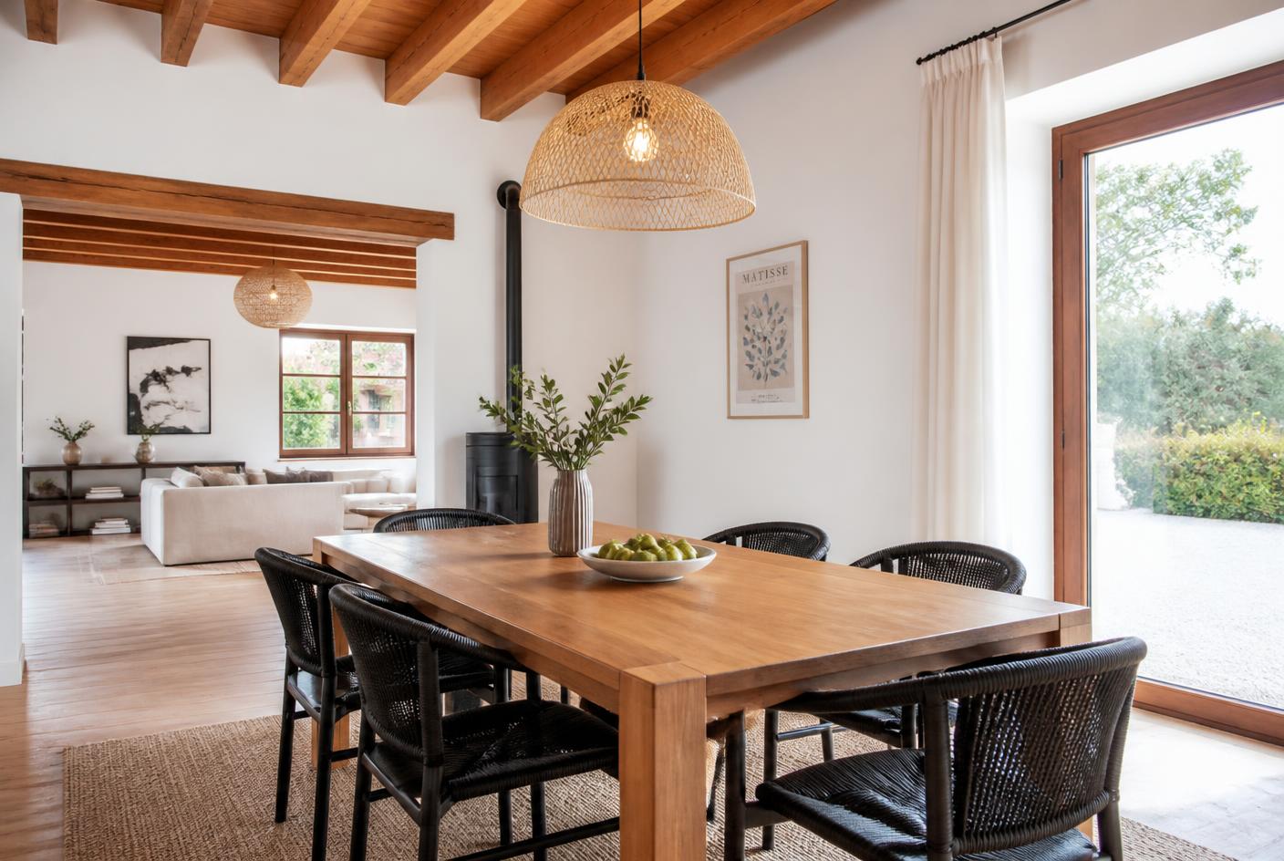 Sala da pranzo con bianchi neutri